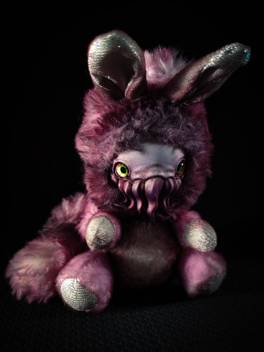 Glamshel - FRIENDTHULU Cryptid Art Doll Plush Toy