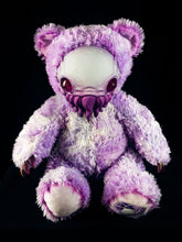 Load image into Gallery viewer, Tidal Sugar: ELDINUTH - CRYPTCRITZ Handcrafted Lovecraftian Cthulhu Art Doll Plush Toy for Eldritch Entities
