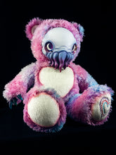 Load image into Gallery viewer, Cthulhu Floss: ELDINUTH - CRYPTCRITS Handcrafted Lovecraftian Cthulhu Art Doll Plush Toy for Eldritch Entities
