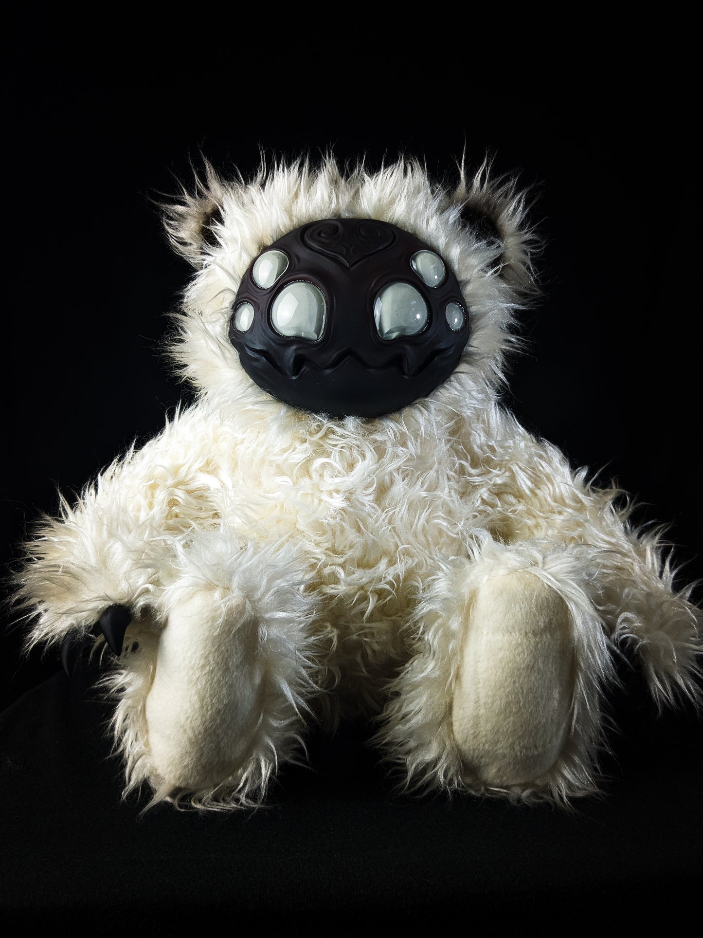 Arakobe (Pale Widow Ver.) - CRYPTCRITS Monster Art Doll Plush Toy