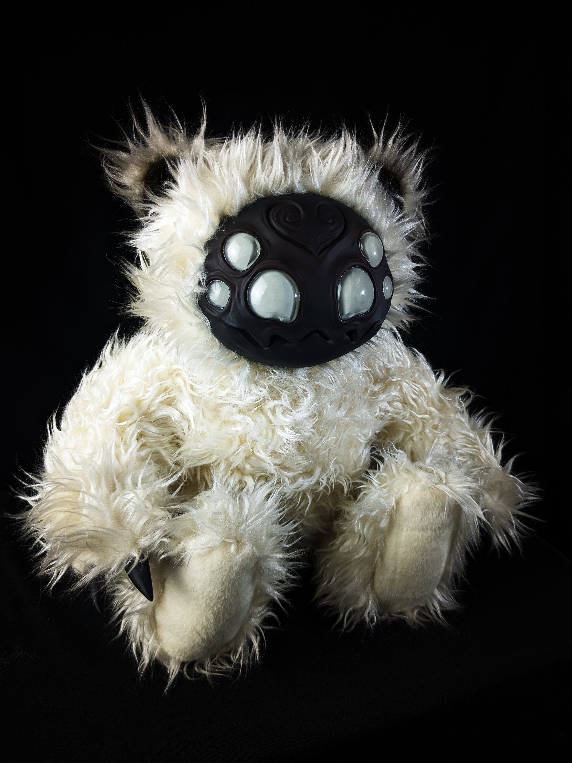 Arakobe (Pale Widow Ver.) - CRYPTCRITS Monster Art Doll Plush Toy