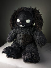 Load image into Gallery viewer, Howl (Morbid Mutt Ver.) - CRYPTCRITS Monster Art Doll Plush Toy
