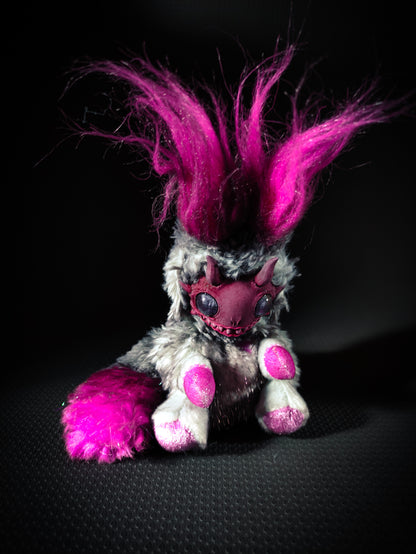 FRIENDPHIBIAN Bleeding Berry Flavour - Cryptid Art Doll Plush Toy