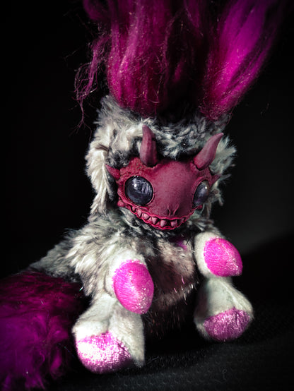 FRIENDPHIBIAN Bleeding Berry Flavour - Cryptid Art Doll Plush Toy
