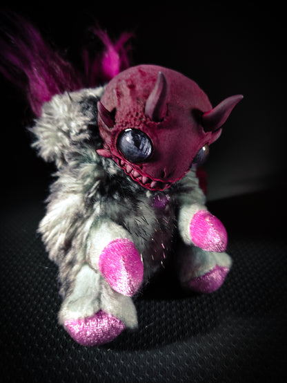 FRIENDPHIBIAN Bleeding Berry Flavour - Cryptid Art Doll Plush Toy