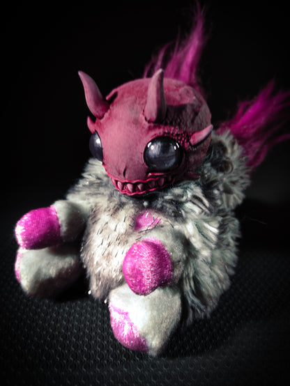 FRIENDPHIBIAN Bleeding Berry Flavour - Cryptid Art Doll Plush Toy