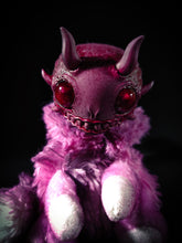 Load image into Gallery viewer, FRIENDPHIBIAN Sickly Sweet II Flavour - Cryptid Art Doll Plush Toy
