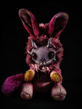 Load image into Gallery viewer, Glongoer - FRIENDPHIBIAN Cryptid Art Doll Plush Toy
