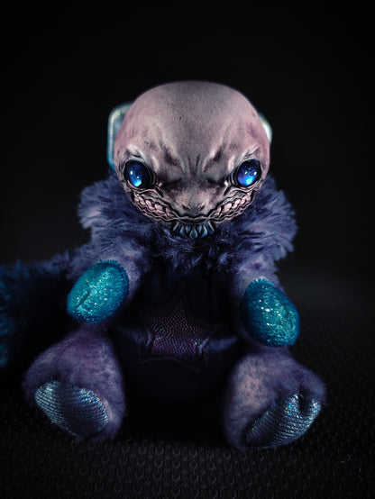 Meerungeheuer - FOUNDING FRIEND Cryptid Art Doll Plush Toy