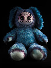 Load image into Gallery viewer, Arakobe (Thumping Krawler Ver.) - CRYPTCRITS Monster Art Doll Plush Toy
