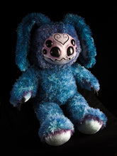 Load image into Gallery viewer, Arakobe (Thumping Krawler Ver.) - CRYPTCRITS Monster Art Doll Plush Toy
