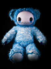 Load image into Gallery viewer, Fuzzy Furrington (Feelin&#39; Blue Ver.) - CRYPTCRITS Monster Art Doll Plush Toy
