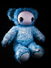 Load image into Gallery viewer, Fuzzy Furrington (Feelin&#39; Blue Ver.) - CRYPTCRITS Monster Art Doll Plush Toy
