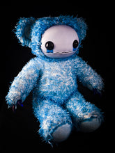 Load image into Gallery viewer, Fuzzy Furrington (Feelin&#39; Blue Ver.) - CRYPTCRITS Monster Art Doll Plush Toy
