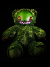 Load image into Gallery viewer, Friend (Green Gremlin ver.) - CRYPTCRITS Monster Art Doll Plush Toy
