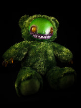 Load image into Gallery viewer, Friend (Green Gremlin ver.) - CRYPTCRITS Monster Art Doll Plush Toy
